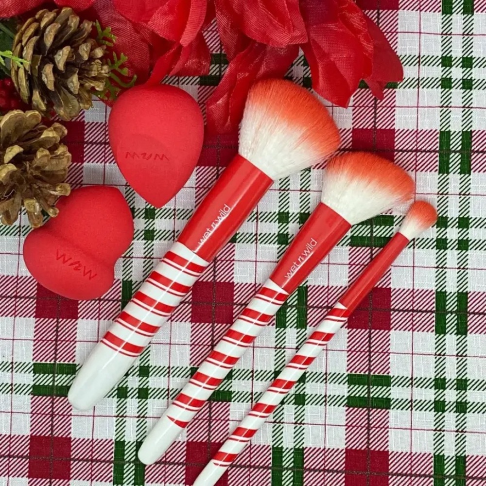 Wet n Wild Holiday 5-Piece Makeup Brush & Sponge Set 🎄